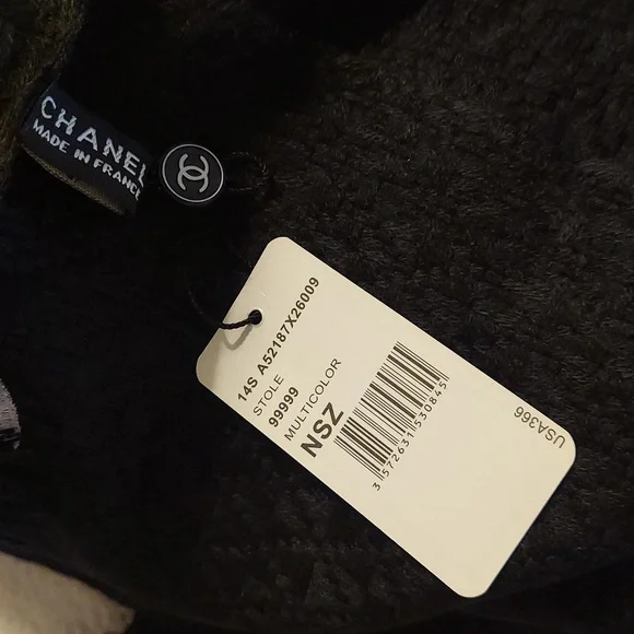 CHANEL GWP Knit Scarf with Logo - Picture 3 of 7